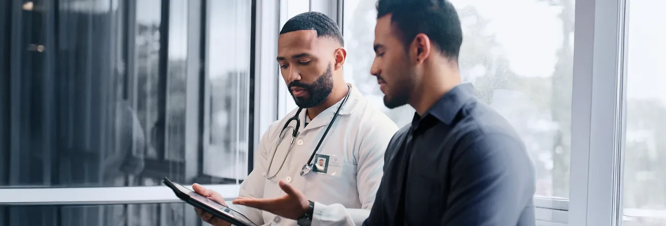 Médico, pessoa jurídica, conversando com seu advisor sobre a gestão de clínicas e consultórios.