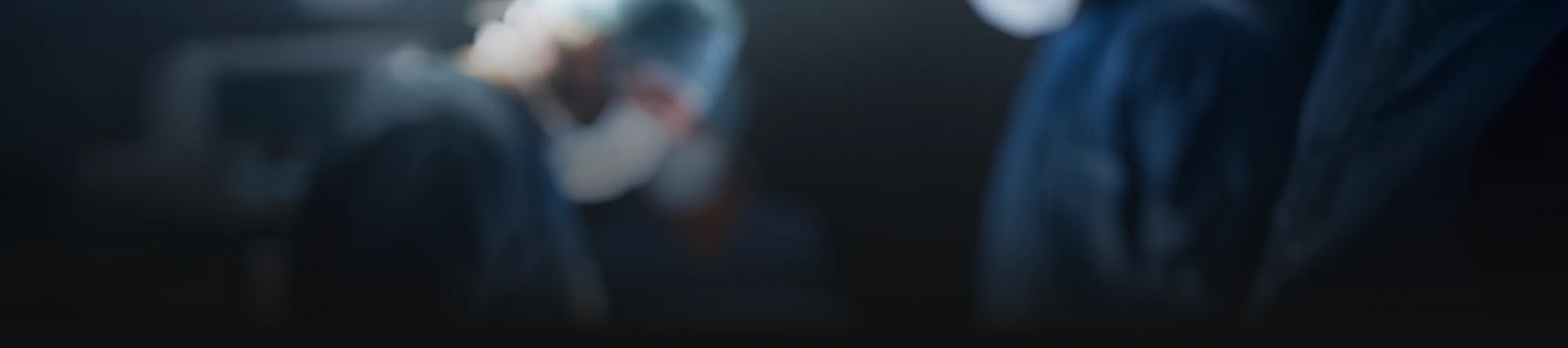 Grupo de médicos ao fundo, desfocados, compondo o cenário